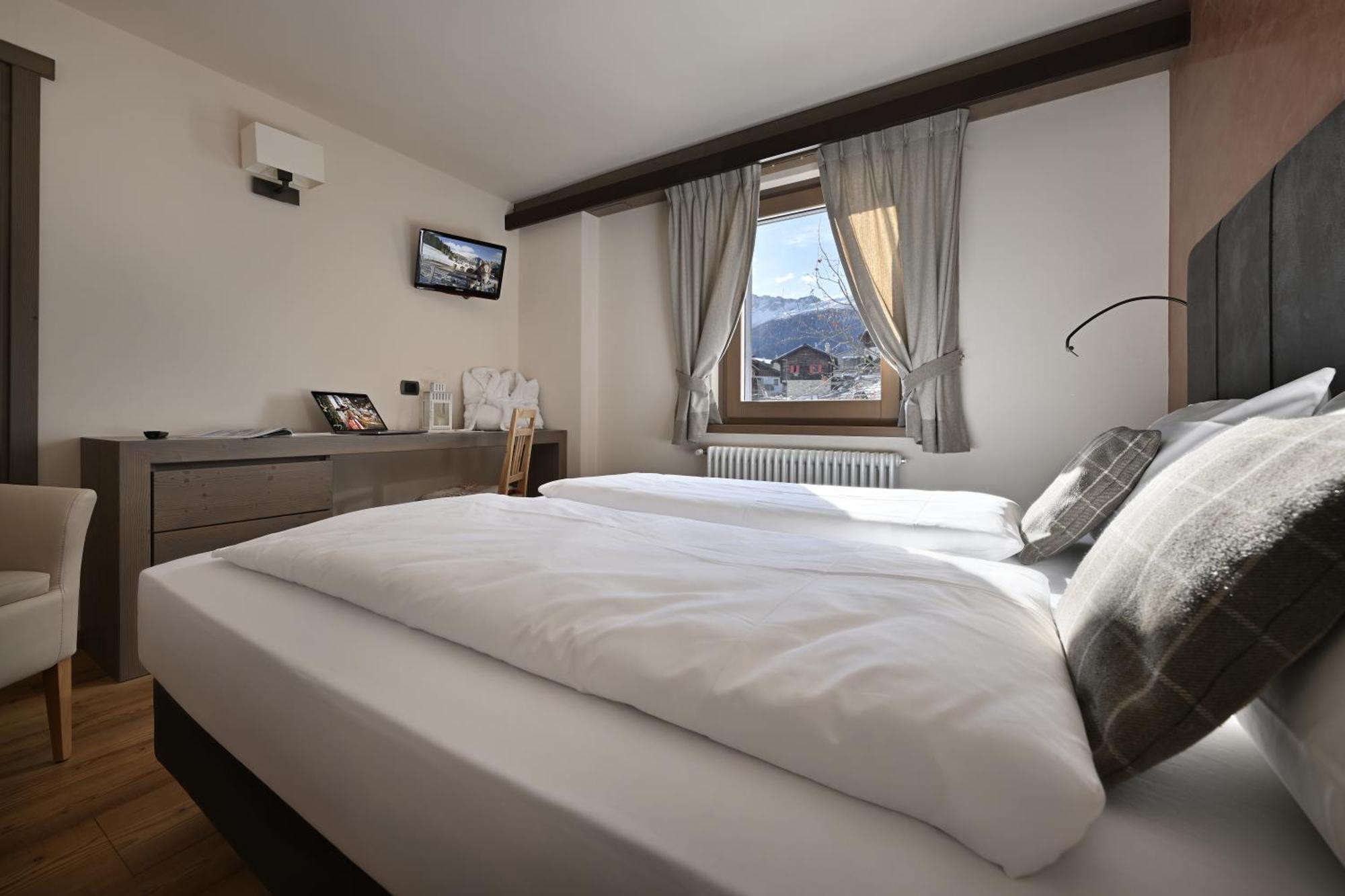 Hotel Cardo Isolaccia Exterior photo